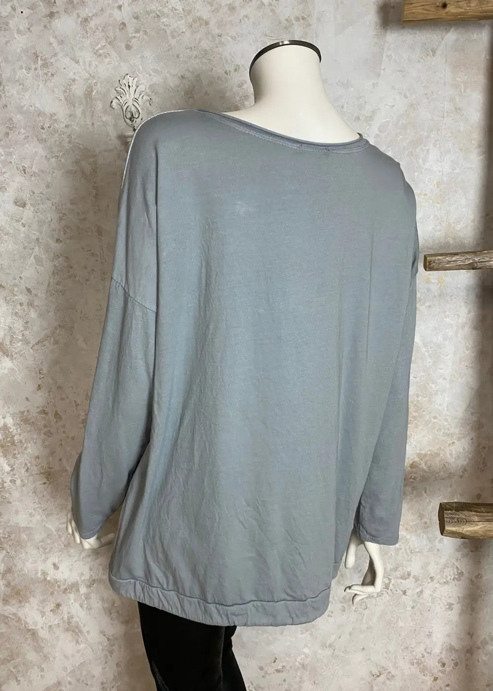 Värikäs elämänpuu-paita, jossa pitkät hihat, kimaltava etukuvio, laskettu olkalinja ja säädettävä helma.