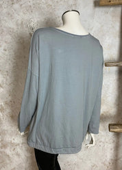 Värikäs elämänpuu-paita, jossa pitkät hihat, kimaltava etukuvio, laskettu olkalinja ja säädettävä helma.