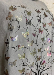 Värikäs elämänpuu-paita, jossa pitkät hihat, kimaltava etukuvio, laskettu olkalinja ja säädettävä helma.