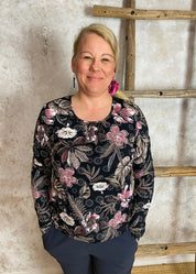 Kauniskuosinen trikoopusero, erittäin joustava materiaali, rypytetty O -pääntie, kapeneva kuminauhahelma ja pitkät hihat