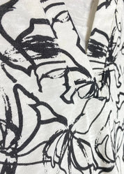 Naisten mustavalkoinen paitapusero joustavasta materiaalista, V-pääntie ja pieni kaulus, vajaamittaiset hihat ja kaareva helma