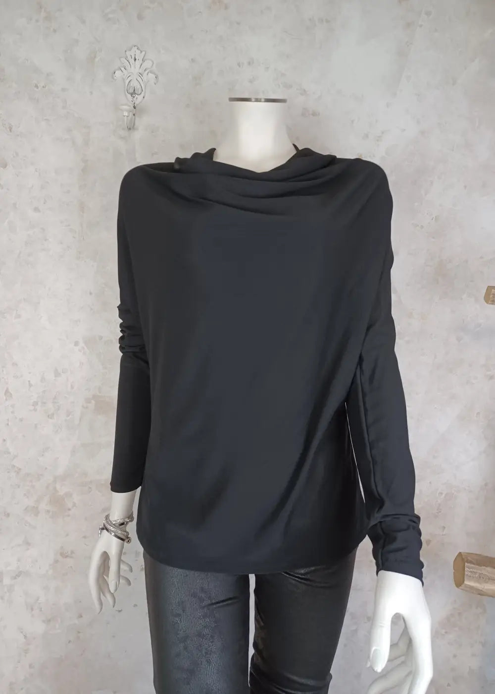 Pusero marc lauge sia waterfall musta 0923 - pusero