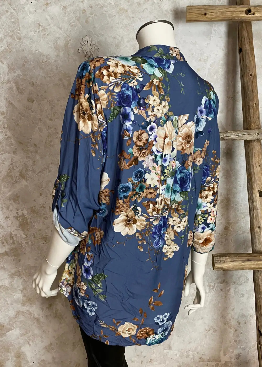 Naisten sininen kukkapaita, boheemi ja rento malli, V-pääntie, nappirivistö, rintatasku ja selän laskos.