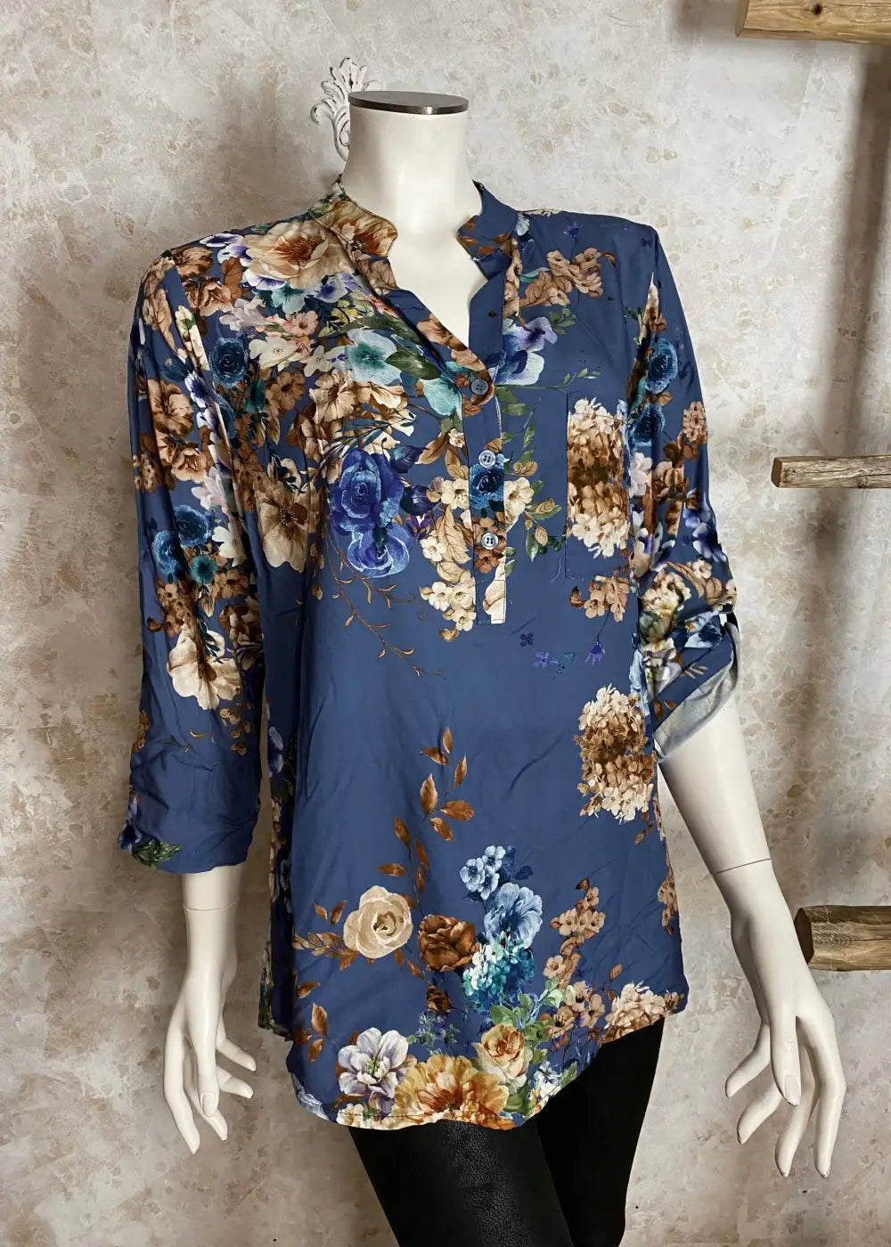 Naisten sininen kukkapaita, boheemi ja rento malli, V-pääntie, nappirivistö, rintatasku ja selän laskos.