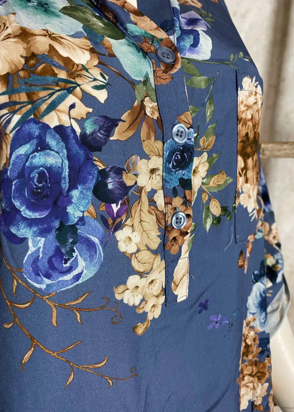 Naisten sininen kukkapaita, boheemi ja rento malli, V-pääntie, nappirivistö, rintatasku ja selän laskos.