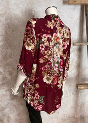 Naisten viininpunainen kukkapaita, boheemi ja rento malli, V-pääntie, nappirivistö, rintatasku ja selän laskos.