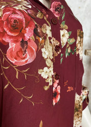 Naisten viininpunainen kukkapaita, boheemi ja rento malli, V-pääntie, nappirivistö, rintatasku ja selän laskos.