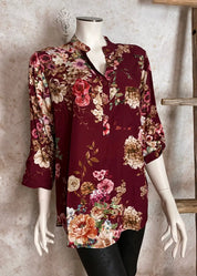 Naisten viininpunainen kukkapaita, boheemi ja rento malli, V-pääntie, nappirivistö, rintatasku ja selän laskos.