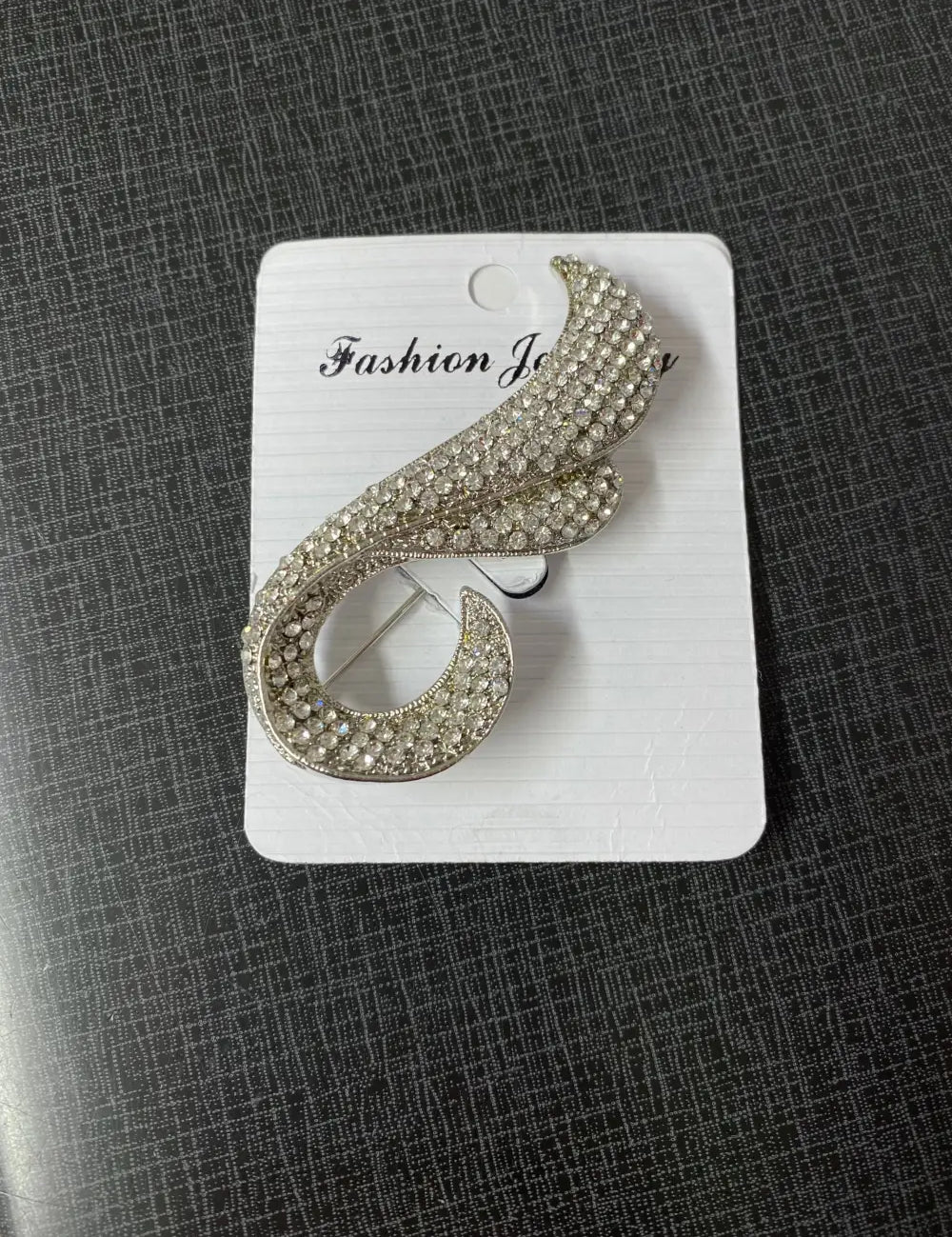 Hopeinen kimaltava metallinen rintakoru strassikoristelulla, tyylikäs asuste takkiin, neuleeseen tai mekkoon