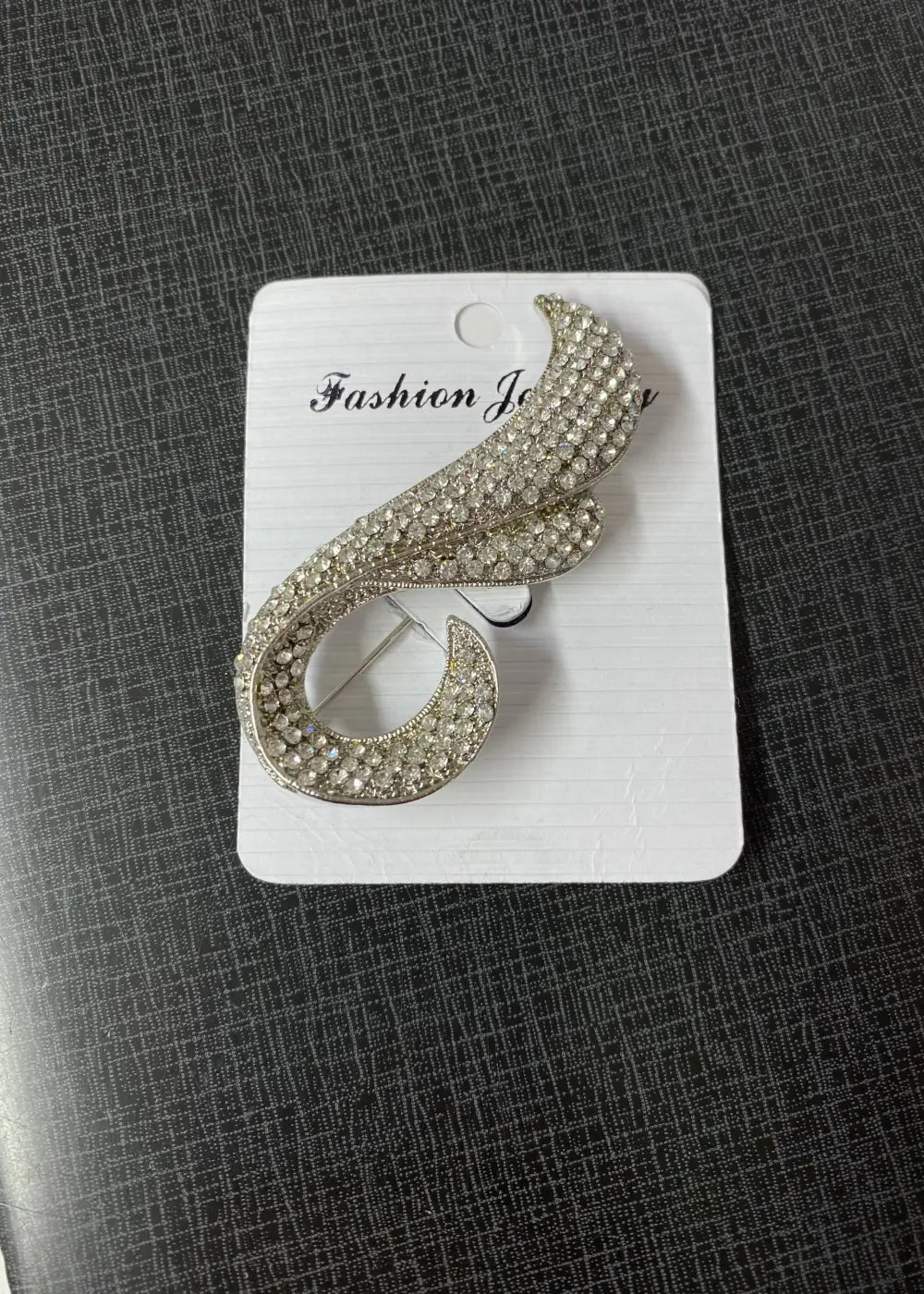 Hopeinen kimaltava metallinen rintakoru strassikoristelulla, tyylikäs asuste takkiin, neuleeseen tai mekkoon