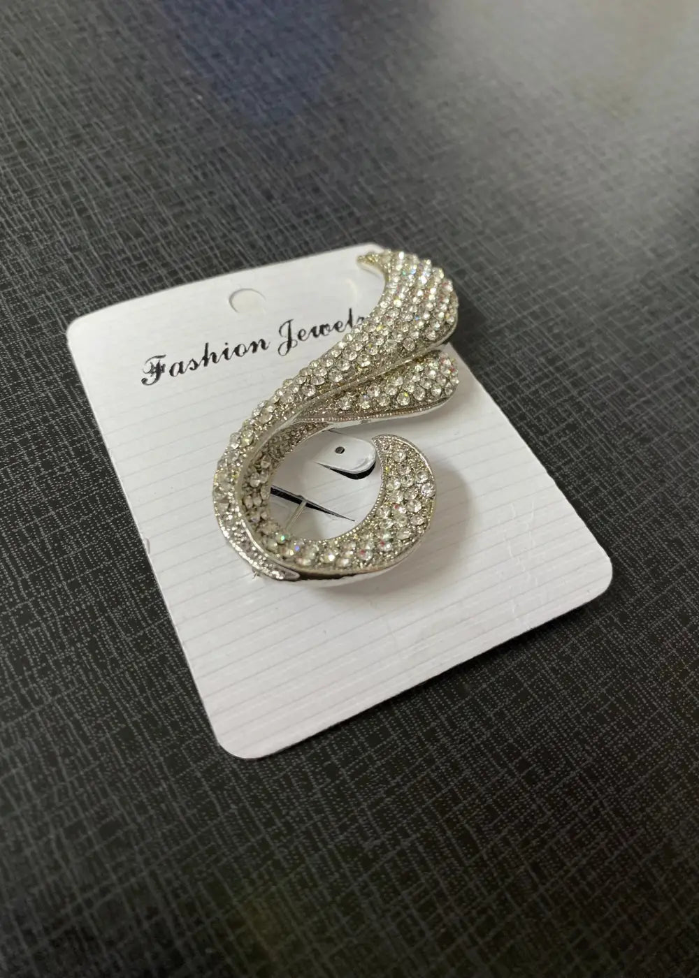 Hopeinen kimaltava metallinen rintakoru strassikoristelulla, tyylikäs asuste takkiin, neuleeseen tai mekkoon