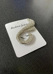 Hopeinen kimaltava metallinen rintakoru strassikoristelulla, tyylikäs asuste takkiin, neuleeseen tai mekkoon