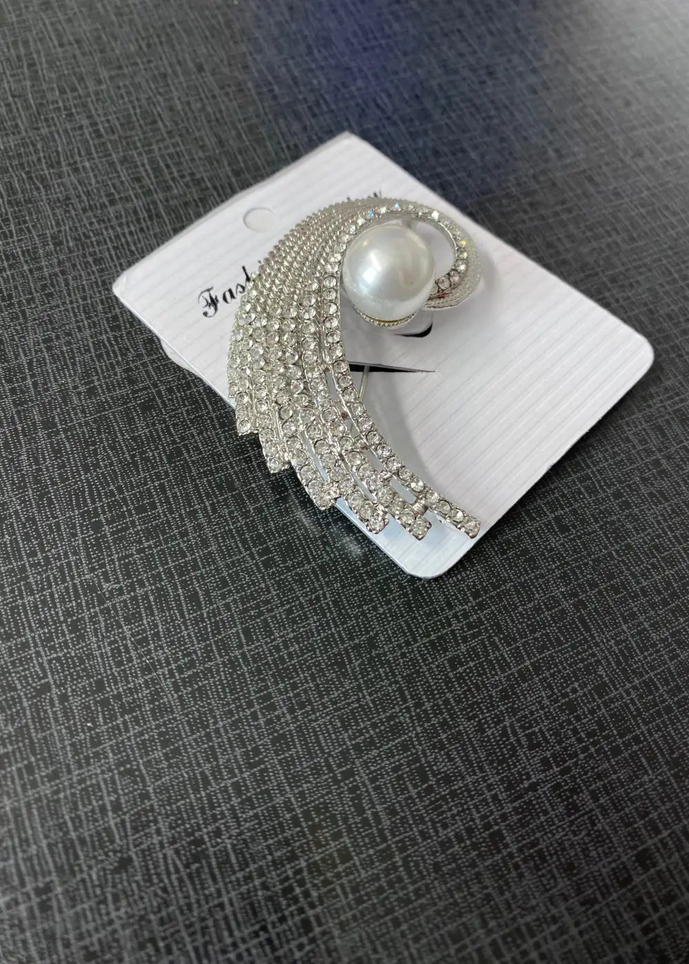 Hopeinen kimaltava metallinen rintakoru strassikoristelulla, tyylikäs asuste takkiin, neuleeseen tai mekkoon