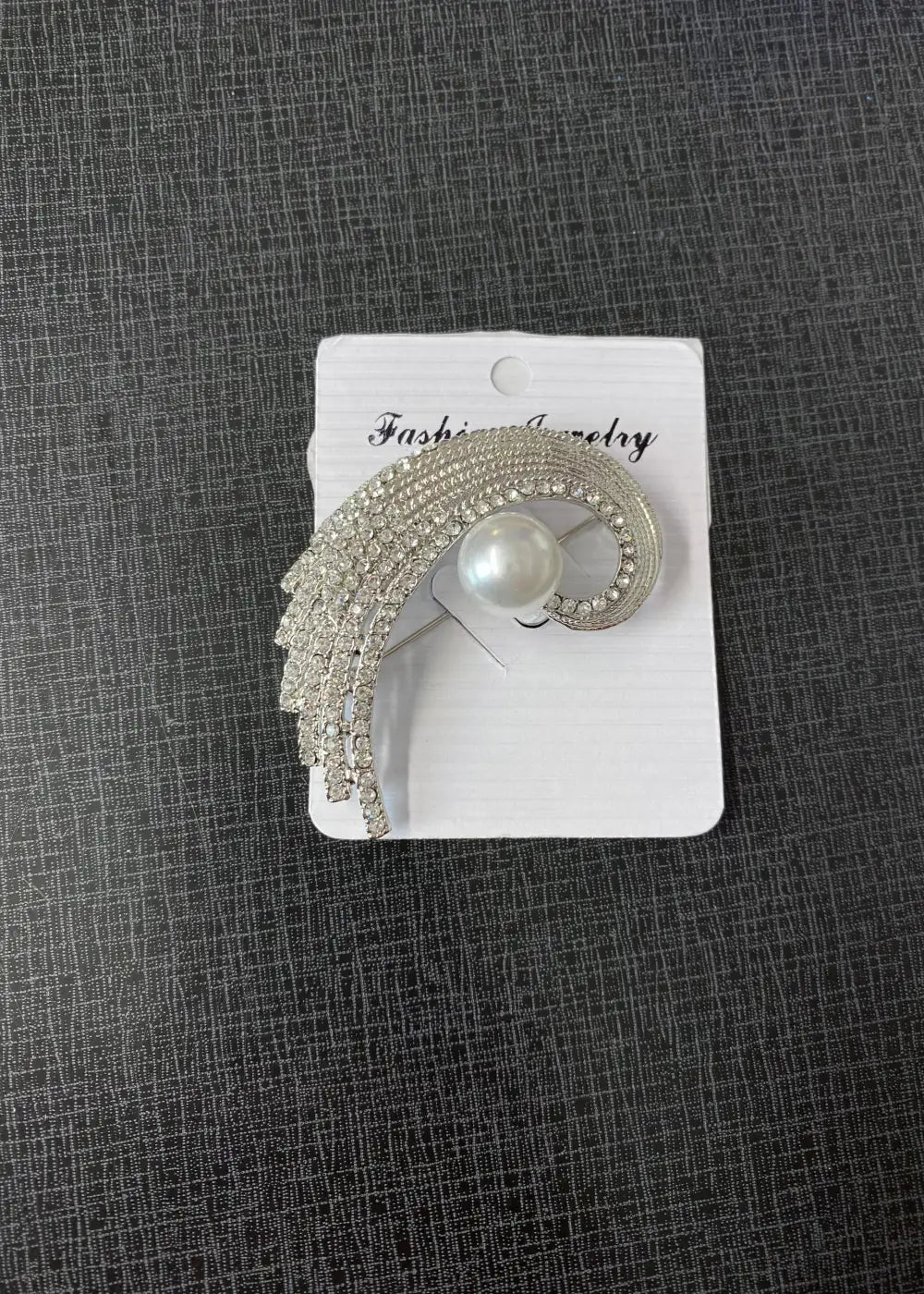 Hopeinen kimaltava metallinen rintakoru strassikoristelulla, tyylikäs asuste takkiin, neuleeseen tai mekkoon