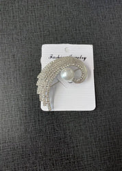 Hopeinen kimaltava metallinen rintakoru strassikoristelulla, tyylikäs asuste takkiin, neuleeseen tai mekkoon