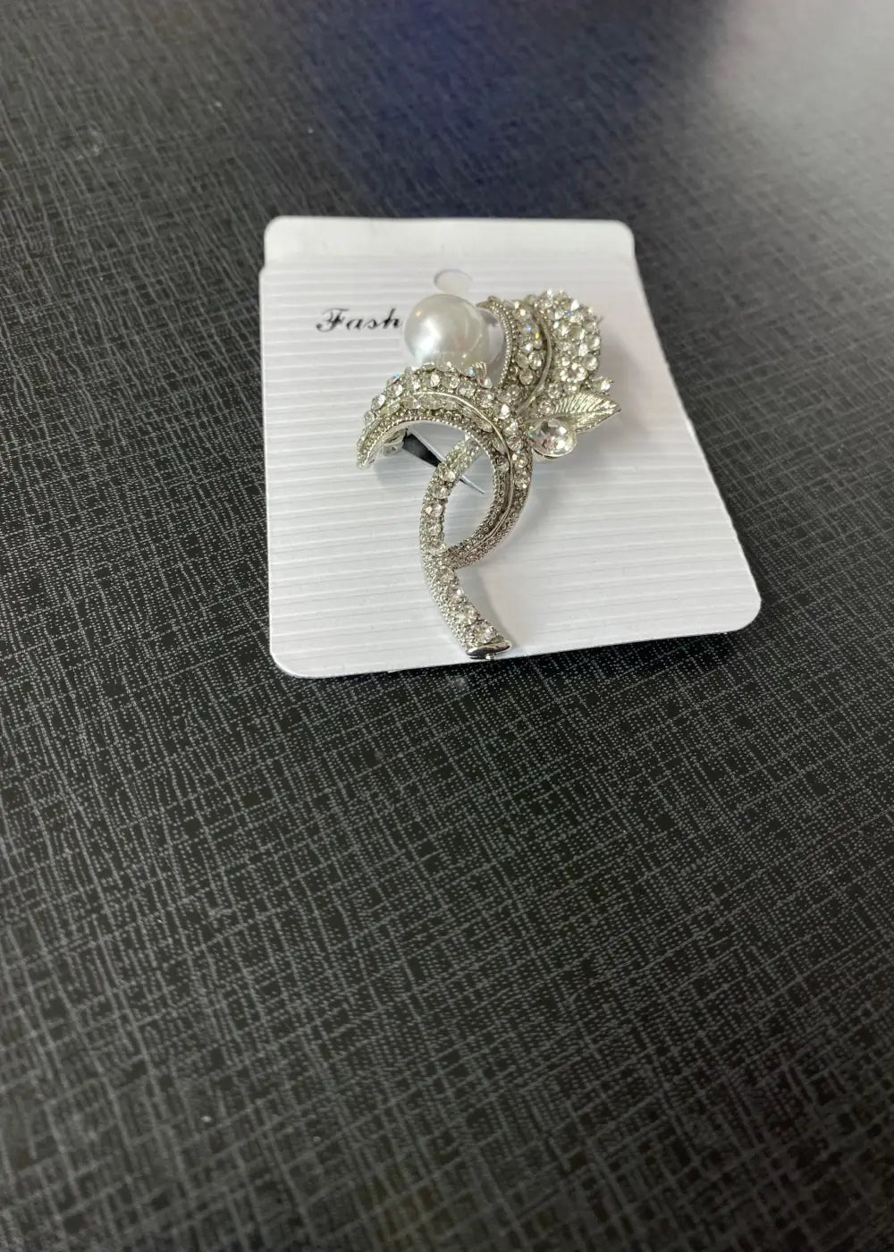 Hopeinen kimaltava metallinen rintakoru strassikoristelulla, tyylikäs asuste takkiin, neuleeseen tai mekkoon