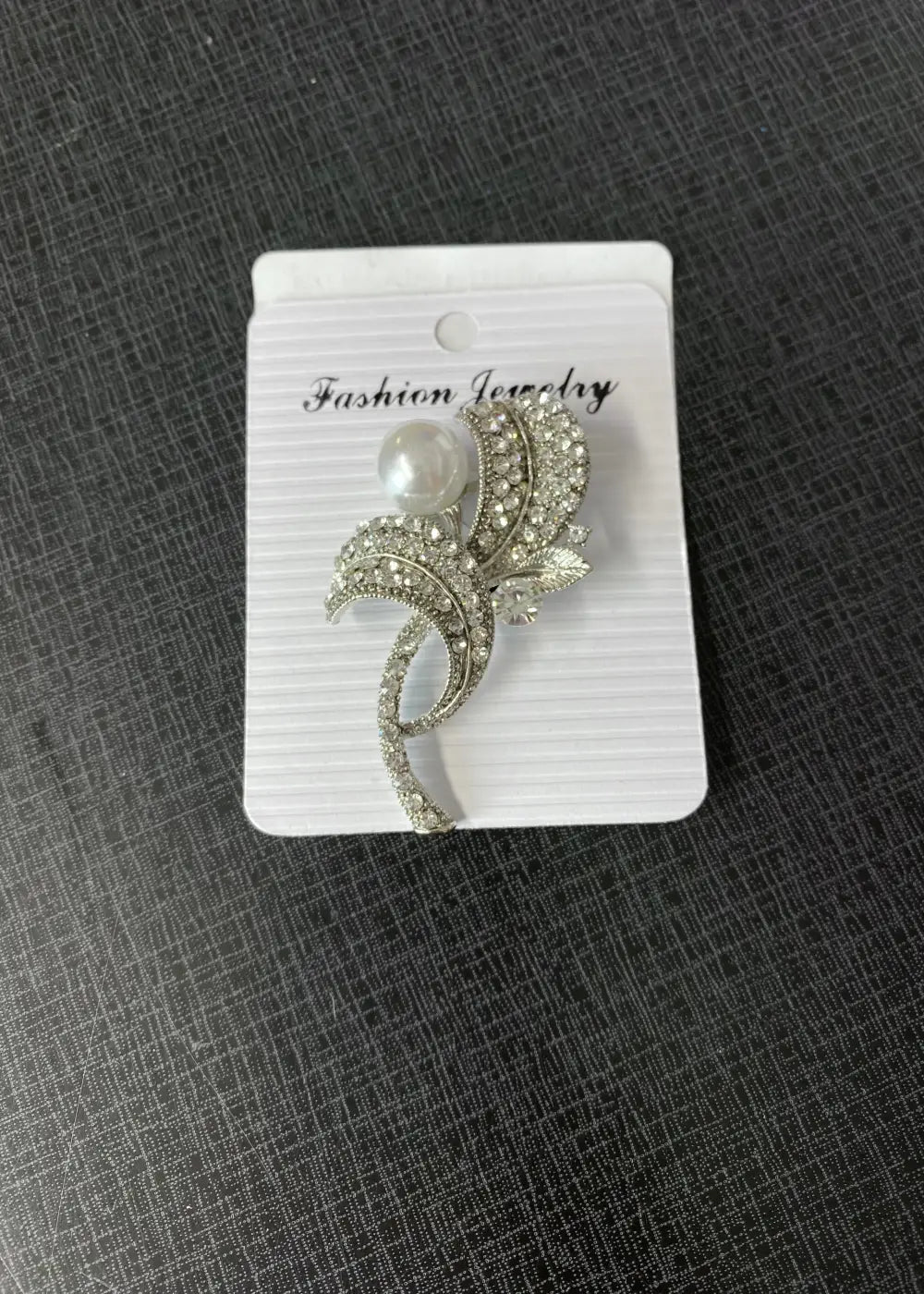 Hopeinen kimaltava metallinen rintakoru strassikoristelulla, tyylikäs asuste takkiin, neuleeseen tai mekkoon