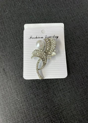 Hopeinen kimaltava metallinen rintakoru strassikoristelulla, tyylikäs asuste takkiin, neuleeseen tai mekkoon