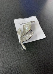 Hopeinen kimaltava metallinen rintakoru strassikoristelulla, tyylikäs asuste takkiin, neuleeseen tai mekkoon