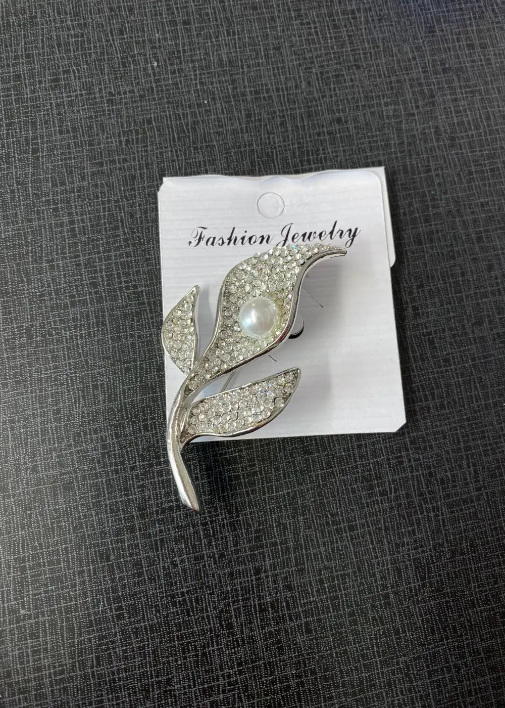 Hopeinen kimaltava metallinen rintakoru strassikoristelulla, tyylikäs asuste takkiin, neuleeseen tai mekkoon