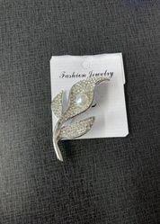 Hopeinen kimaltava metallinen rintakoru strassikoristelulla, tyylikäs asuste takkiin, neuleeseen tai mekkoon