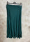 Pitkä satiinihame kiiltävästä materiaalista, jossa A-linjainen malli ja leveä kuminauhavyötärö. Naisellinen ja elegantti tyyli