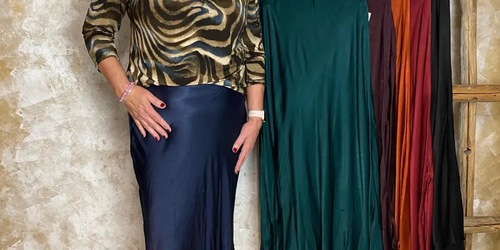 Pitkä satiinihame kiiltävästä materiaalista, jossa A-linjainen malli ja leveä kuminauhavyötärö. Naisellinen ja elegantti tyyli