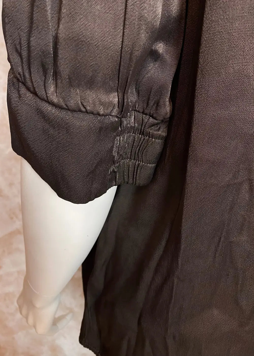 Naisten hehkuva satiinipusero, V-pääntie, puffihihat ja kaareva helma – tyylikäs valinta arkeen ja juhlaan.