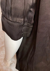 Naisten hehkuva satiinipusero, V-pääntie, puffihihat ja kaareva helma – tyylikäs valinta arkeen ja juhlaan.