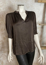 Naisten hehkuva satiinipusero, V-pääntie, puffihihat ja kaareva helma – tyylikäs valinta arkeen ja juhlaan.