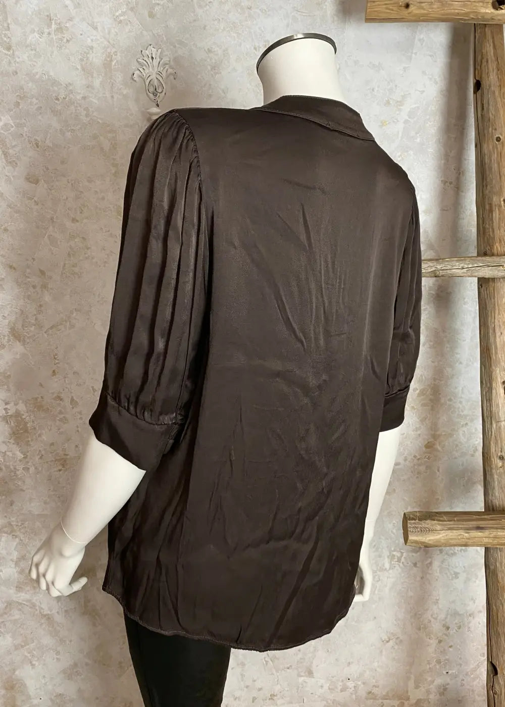 Naisten hehkuva satiinipusero, V-pääntie, puffihihat ja kaareva helma – tyylikäs valinta arkeen ja juhlaan.