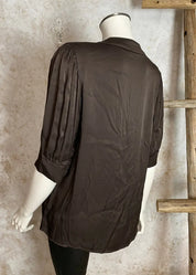 Naisten hehkuva satiinipusero, V-pääntie, puffihihat ja kaareva helma – tyylikäs valinta arkeen ja juhlaan.