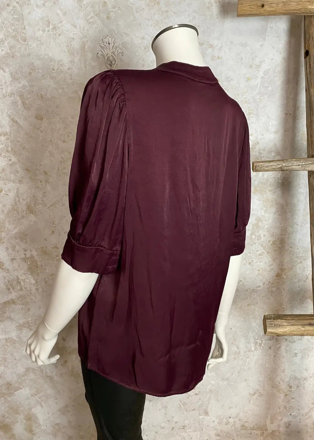 Naisten hehkuva satiinipusero, V-pääntie, puffihihat ja kaareva helma – tyylikäs valinta arkeen ja juhlaan.