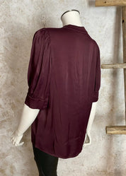 Naisten hehkuva satiinipusero, V-pääntie, puffihihat ja kaareva helma – tyylikäs valinta arkeen ja juhlaan.