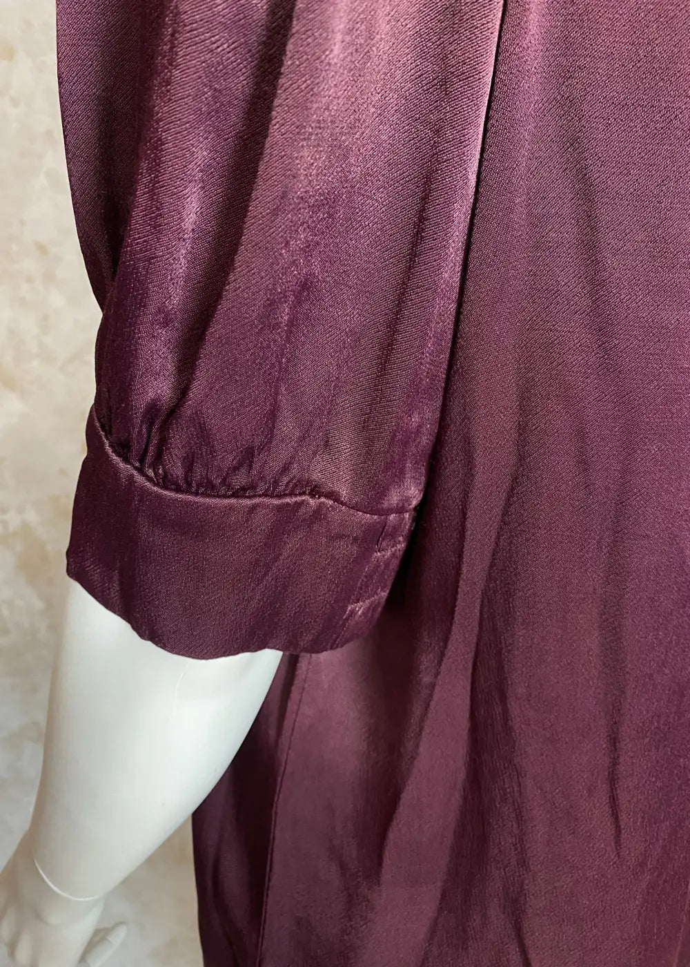 Naisten hehkuva satiinipusero, V-pääntie, puffihihat ja kaareva helma – tyylikäs valinta arkeen ja juhlaan.