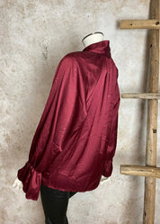 Kimaltava satiinipusero naisille, hopeakoristeet, syvä V-pääntie, leveät hihat ja frillayksityiskohdat juhlaan ja arkeen