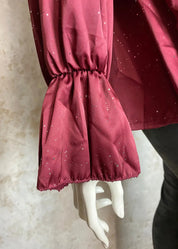 Kimaltava satiinipusero naisille, hopeakoristeet, syvä V-pääntie, leveät hihat ja frillayksityiskohdat juhlaan ja arkeen