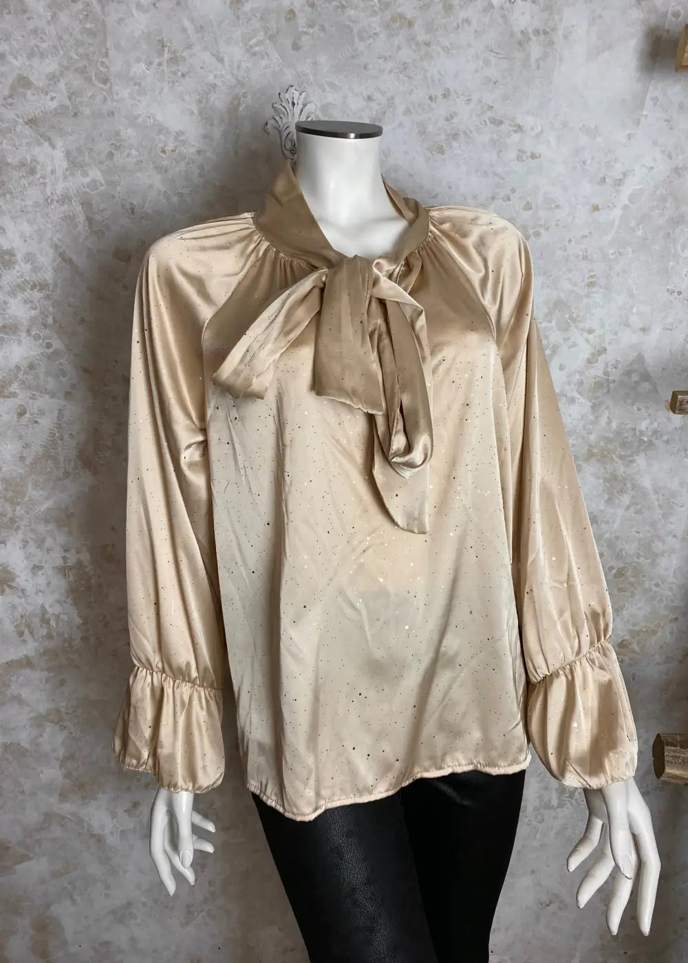 Kimaltava satiinipusero naisille, hopeakoristeet, syvä V-pääntie, leveät hihat ja frillayksityiskohdat juhlaan ja arkeen