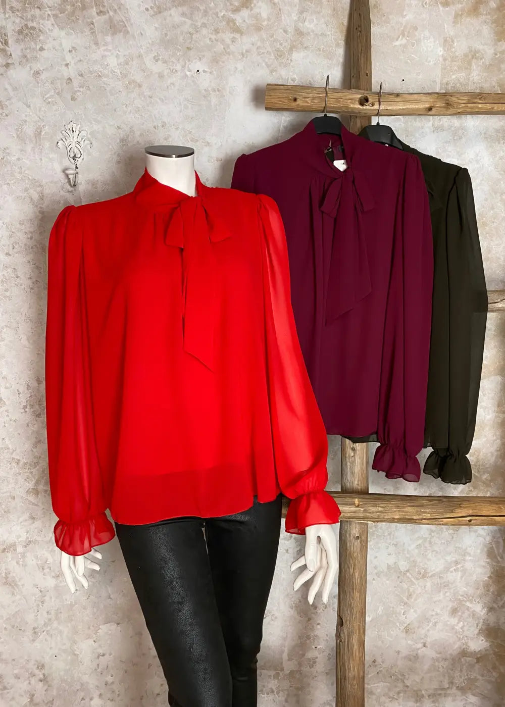 Hempeä sifonkipusero kauluksella ja nauhoilla, suora malli, läpinäkyvät hihat, hihansuiden kuminauharypytys, frilla ja selän nappireikä