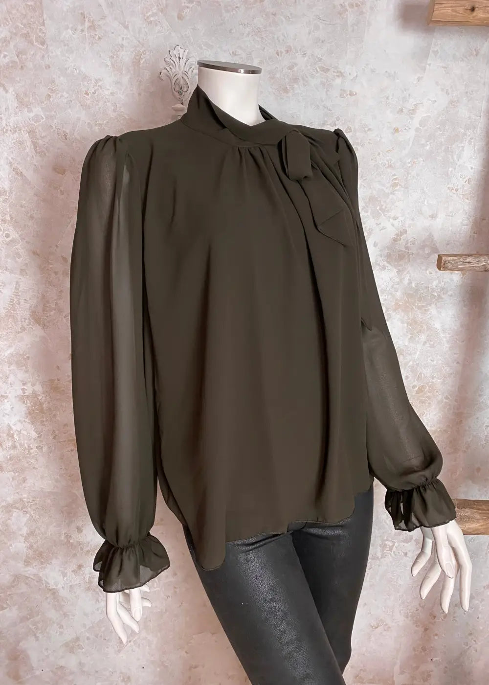 Hempeä sifonkipusero kauluksella ja nauhoilla, suora malli, läpinäkyvät hihat, hihansuiden kuminauharypytys, frilla ja selän nappireikä