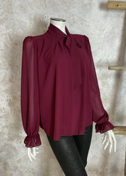 Hempeä sifonkipusero kauluksella ja nauhoilla, suora malli, läpinäkyvät hihat, hihansuiden kuminauharypytys, frilla ja selän nappireikä