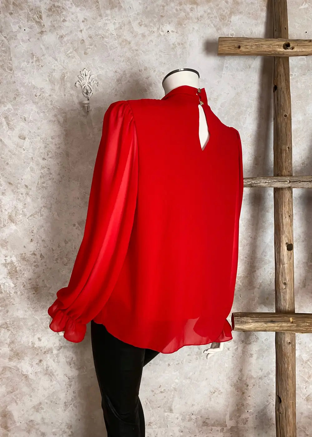 Hempeä sifonkipusero kauluksella ja nauhoilla, suora malli, läpinäkyvät hihat, hihansuiden kuminauharypytys, frilla ja selän nappireikä