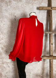 Hempeä sifonkipusero kauluksella ja nauhoilla, suora malli, läpinäkyvät hihat, hihansuiden kuminauharypytys, frilla ja selän nappireikä