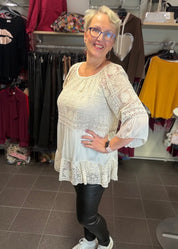 Elegantti silkkitunika kauniilla kirjailulla, A-linjainen malli, ilmava materiaali, leveät vajaamittaiset hihat ja O-pääntie