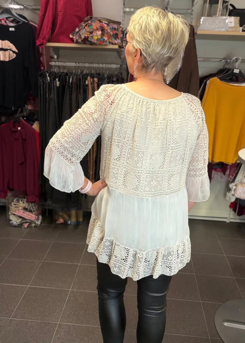 Elegantti silkkitunika kauniilla kirjailulla, A-linjainen malli, ilmava materiaali, leveät vajaamittaiset hihat ja O-pääntie