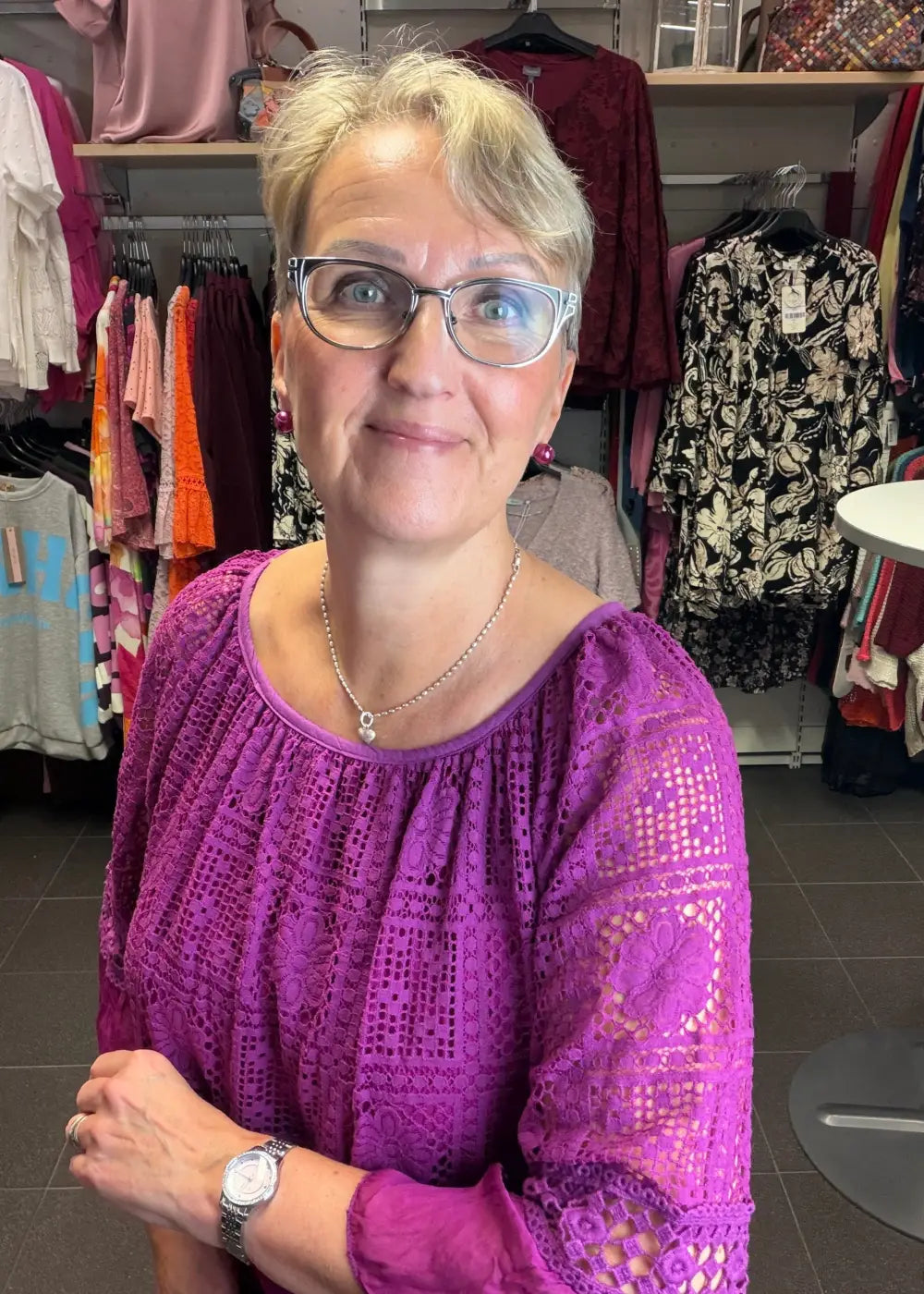 Elegantti mauve silkkitunika kauniilla kirjailulla, A-linjainen malli, ilmava materiaali, leveät vajaamittaiset hihat ja O-pääntie