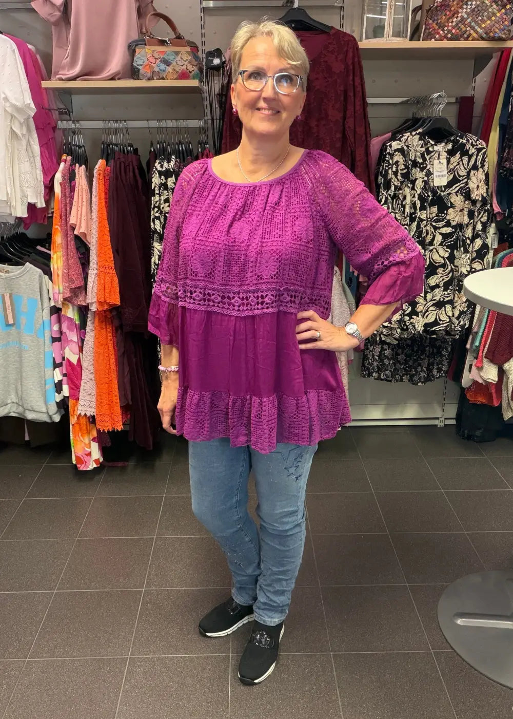 Elegantti mauve silkkitunika kauniilla kirjailulla, A-linjainen malli, ilmava materiaali, leveät vajaamittaiset hihat ja O-pääntie