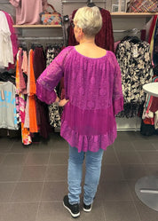 Elegantti mauve silkkitunika kauniilla kirjailulla, A-linjainen malli, ilmava materiaali, leveät vajaamittaiset hihat ja O-pääntie