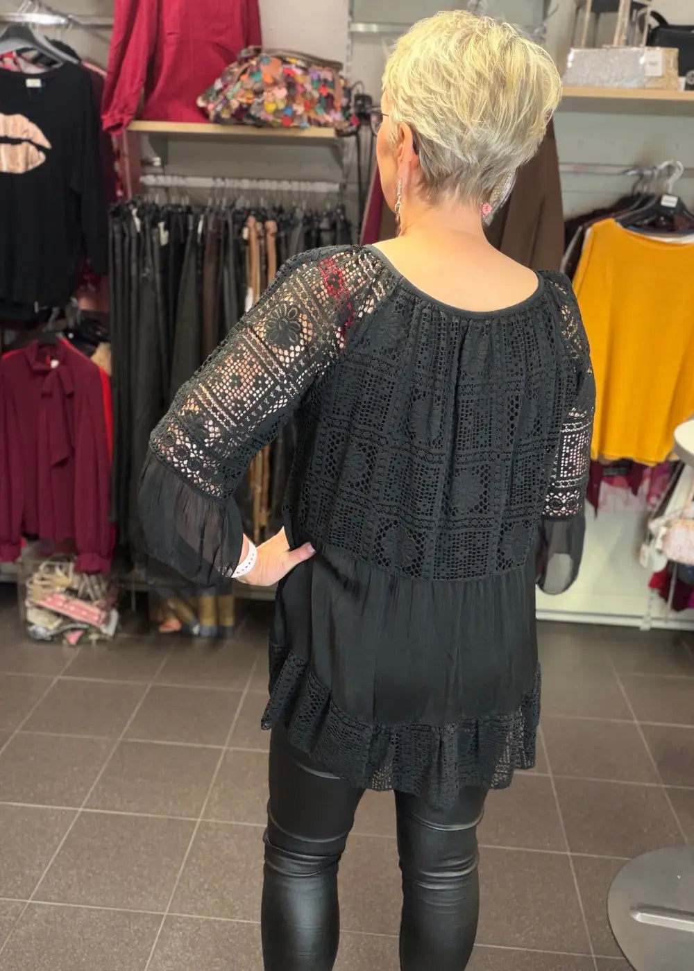 Elegantti silkkitunika kauniilla kirjailulla, A-linjainen malli, ilmava materiaali, leveät vajaamittaiset hihat ja O-pääntie