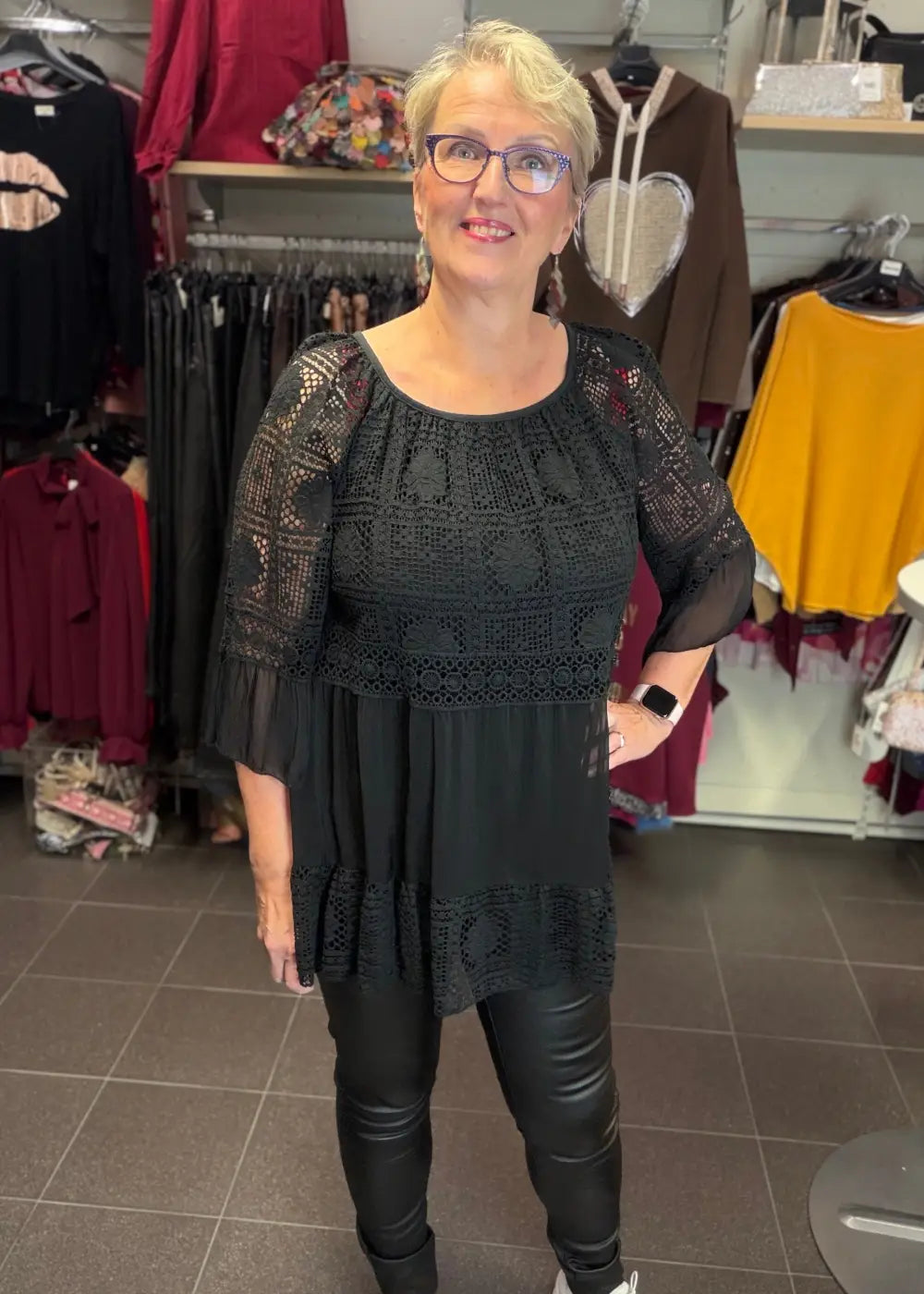 Elegantti silkkitunika kauniilla kirjailulla, A-linjainen malli, ilmava materiaali, leveät vajaamittaiset hihat ja O-pääntie